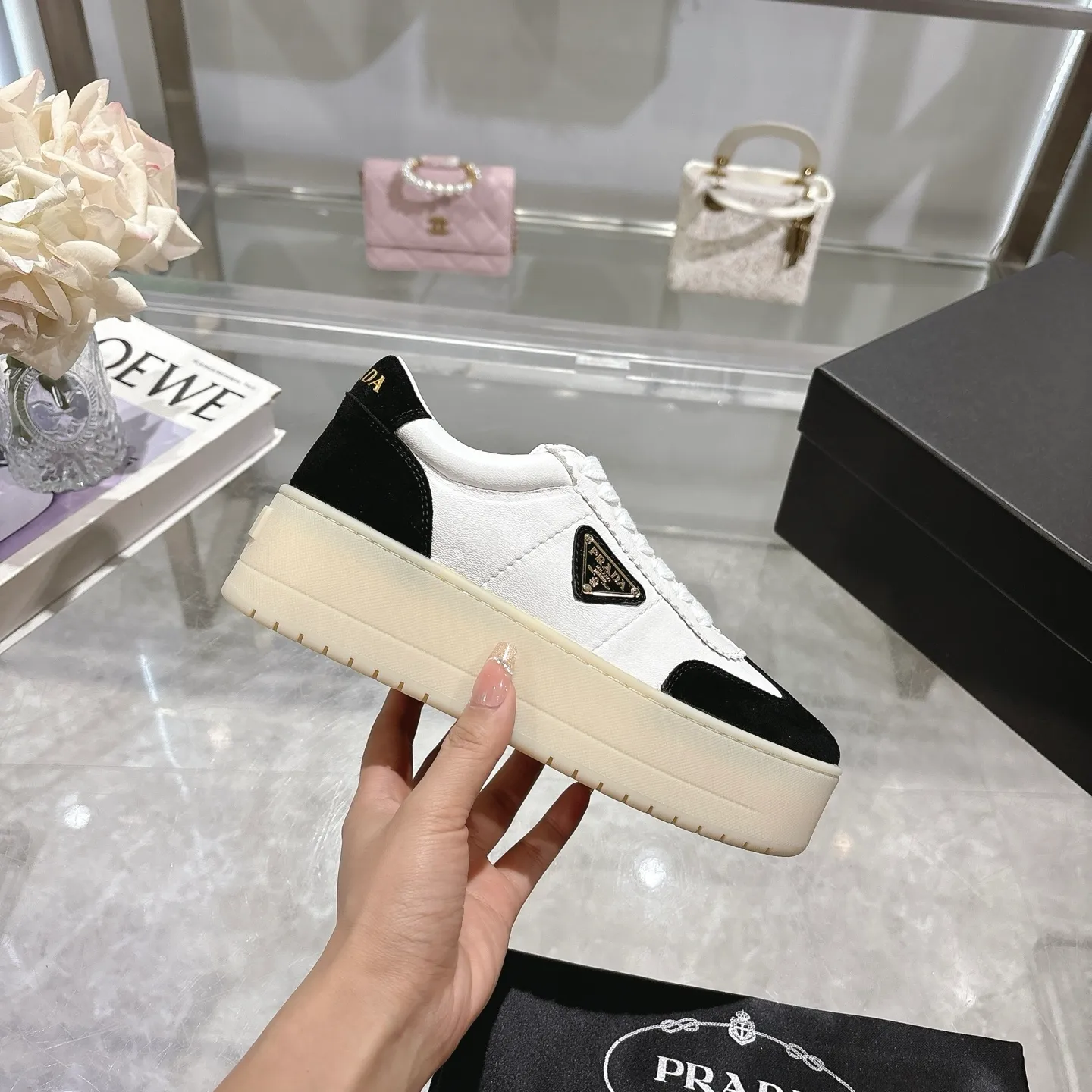 👟👟Ex-factory price 540👟👟 Prada 25 new thick-soled casual sneakers. This sneaker continues the timeless silhouette and is a new classic item. Crafted from leather to enhance style. The style is light, with a triangle buckle logo and a 5CM thick sole. It is suitable for all seasons and can be matched with all kinds of casual styles. In an era where various styles are full of attention, the most long-term companion and the one that captures people's hearts bit by bit is undoubtedly the white shoe. Fabric: Cowhide Lining: Sheepskin Outsole: Original TPU two-color outsole Sole thickness: 5CM Size female 35-40